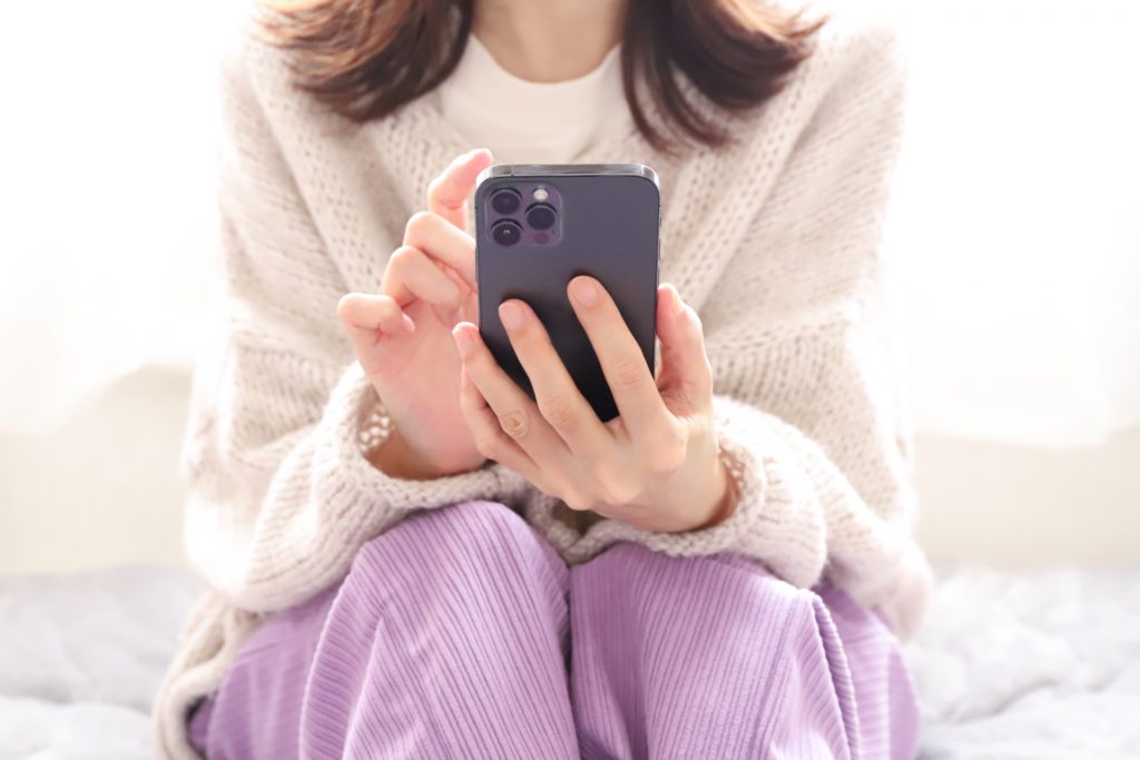 スマホを使っている女性