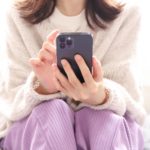 スマホを使っている女性