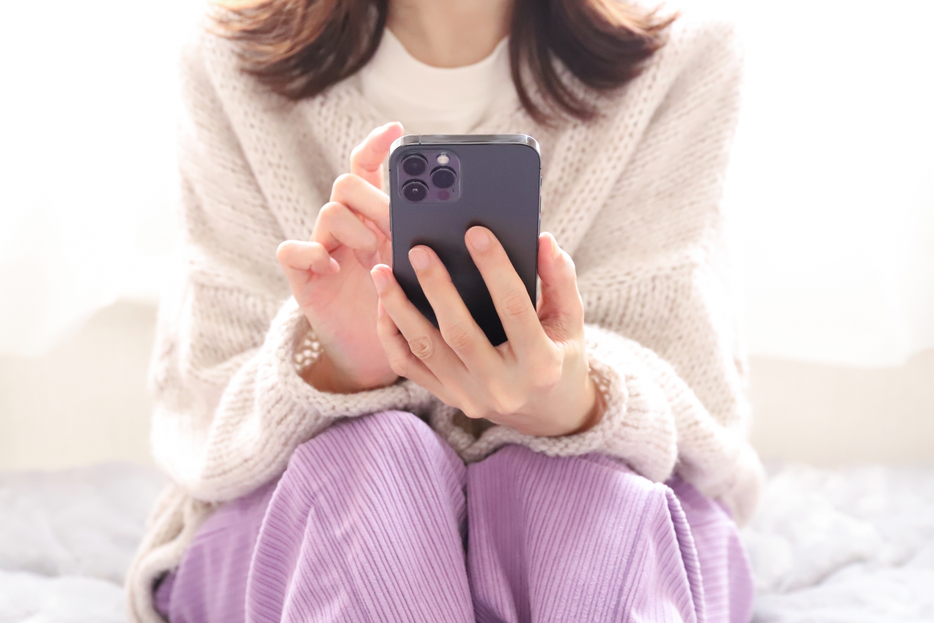 スマホを使っている女性